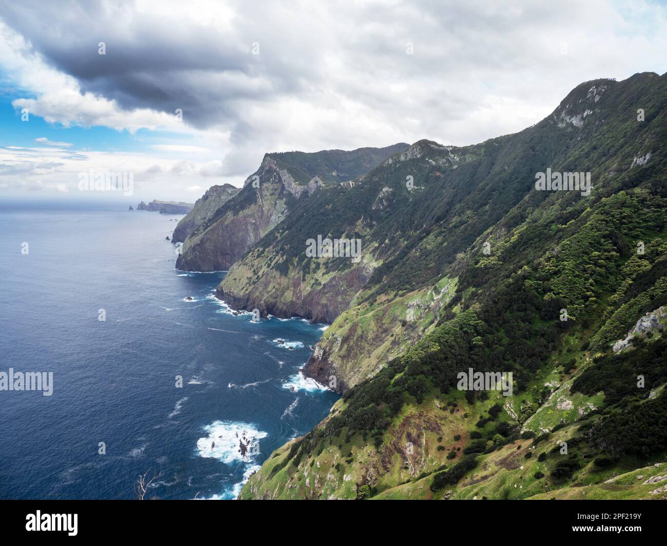 Steile Küstenlandschaft in der Nähe von Boca da Risco auf Madeira. Stockfoto