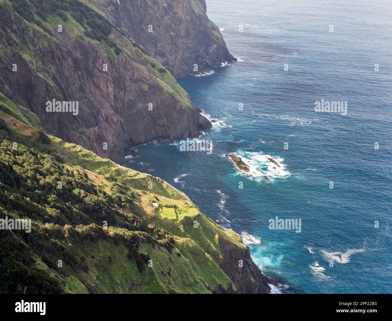 Steile Küstenlandschaft in der Nähe von Boca da Risco auf Madeira. Stockfoto