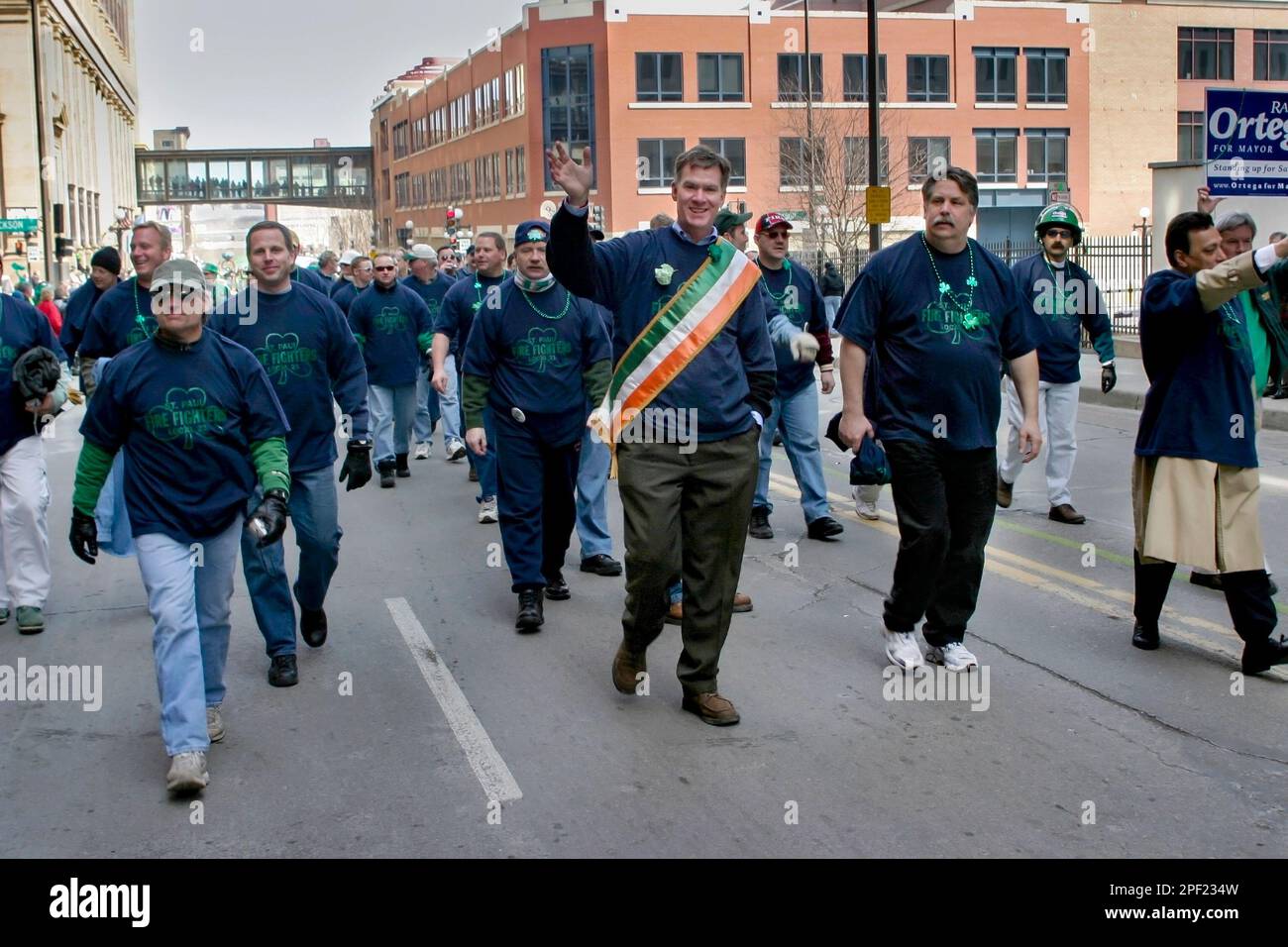 Chris Coleman Kandidat für das Bürgermeisteramt in der St. Paul, Minnesota St. Patrick's Day Parade, 2005. Chris geht mit dem St. Paul's IAFF Fire Fighters Stockfoto