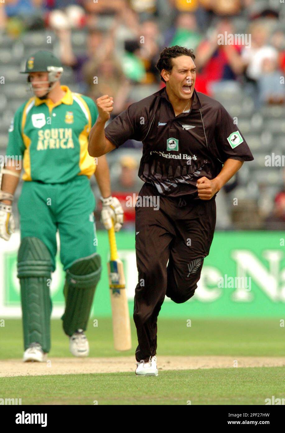 New Zealand's Daryl Tuffey celebrates the wicket of South Africa's Jacques Kallis, bowled for 6 in the second one day international cricket match at Jade Stadium in Christchurch, New Zealand, Tuesday, Feb 17, 2004. South Africa finished their innings on 253 for 8. (AP Photo/Fotopress, Ross Setford) Stockfoto