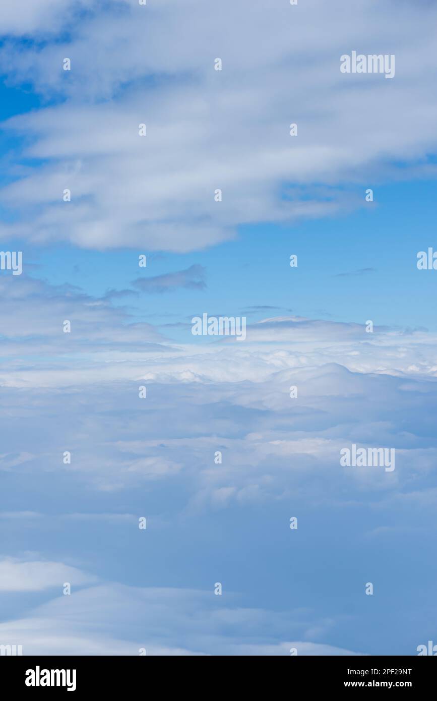 Cumulus Wolken in einem klaren blauen Himmel mit Sonnenschein. Vektorwoll-Texturhintergrund Stockfoto