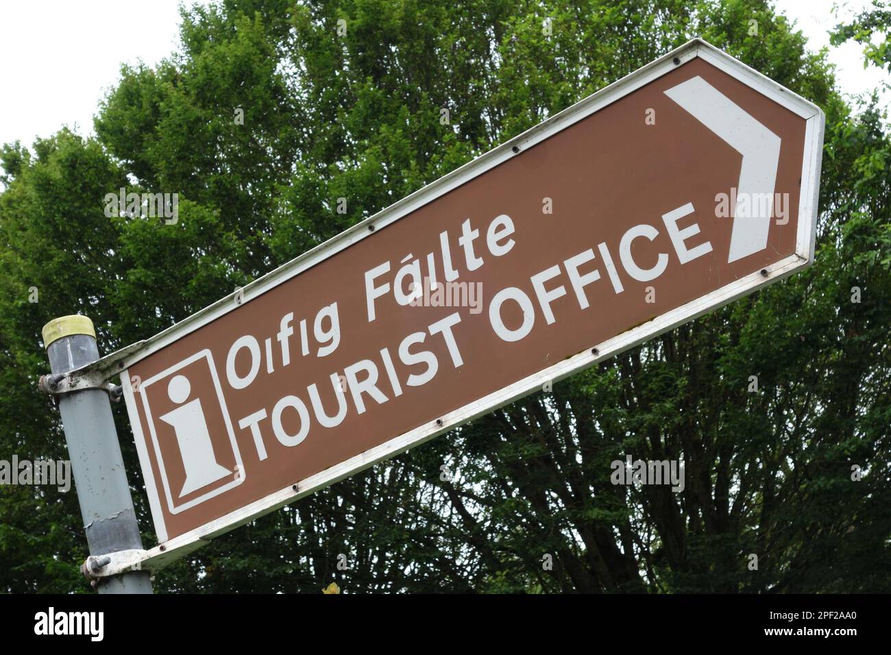 Zweisprachiges Straßenschild, das auf das Tourismusbüro in Adare, County Kerry, Irland, verweist Stockfoto