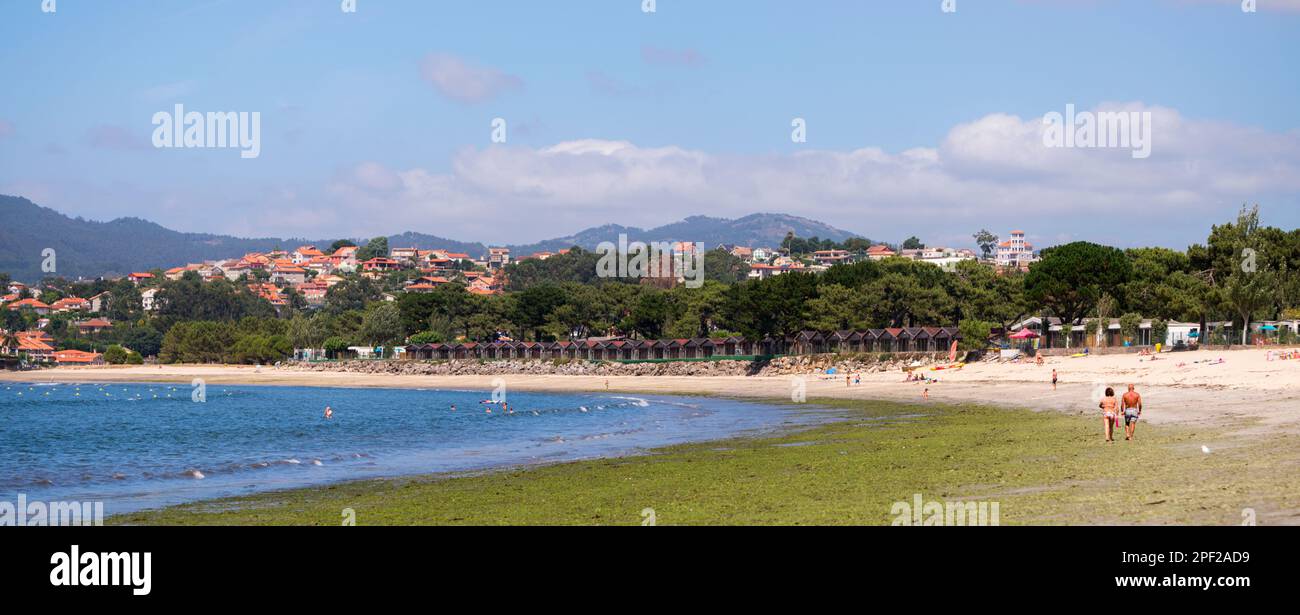 Panoramablick auf den Strand von Ladeira in La Ramallosa, Galicien, Spanien Stockfoto