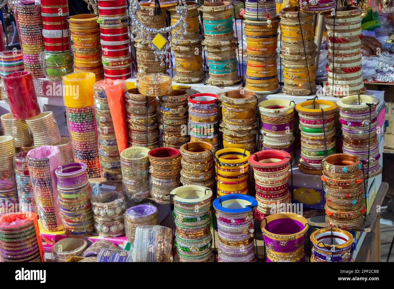 Schöne Rajasthani Bangles wird auf dem berühmten Sardar Market und Ghanta Ghar Clock Tower in Jodhpur, Rajasthan, Indien verkauft. Stockfoto