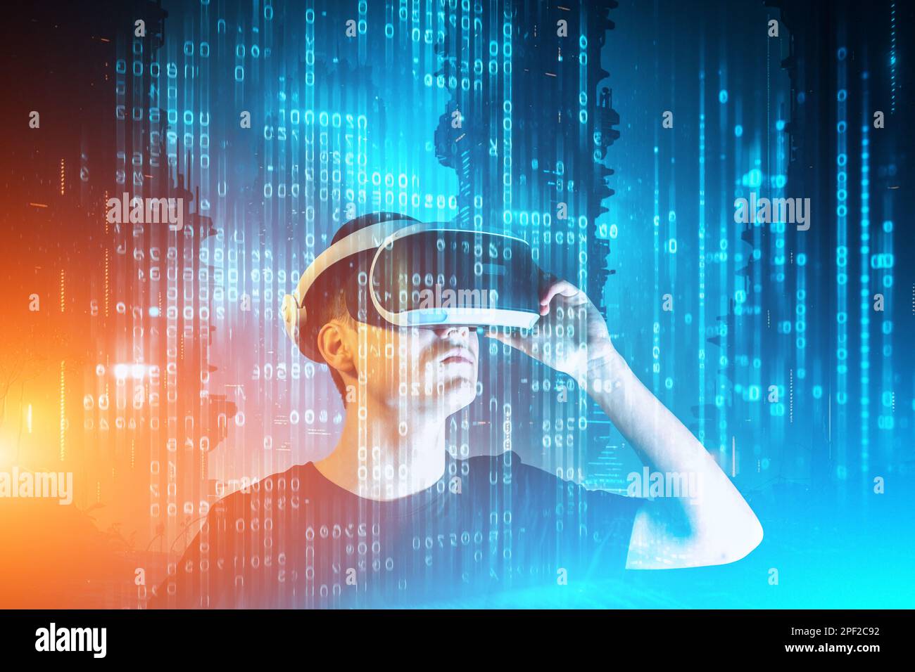 Ein Mann, der in der virtuellen Welt eine Virtual-Reality-Brille trägt. Augmented Reality, Wissenschaft, Metaverse, Zukunftstechnologie, VR-Konzept. Futuristische 3D-Brille mit virtueller Projektion in der digitalen Metaverswelt Stockfoto