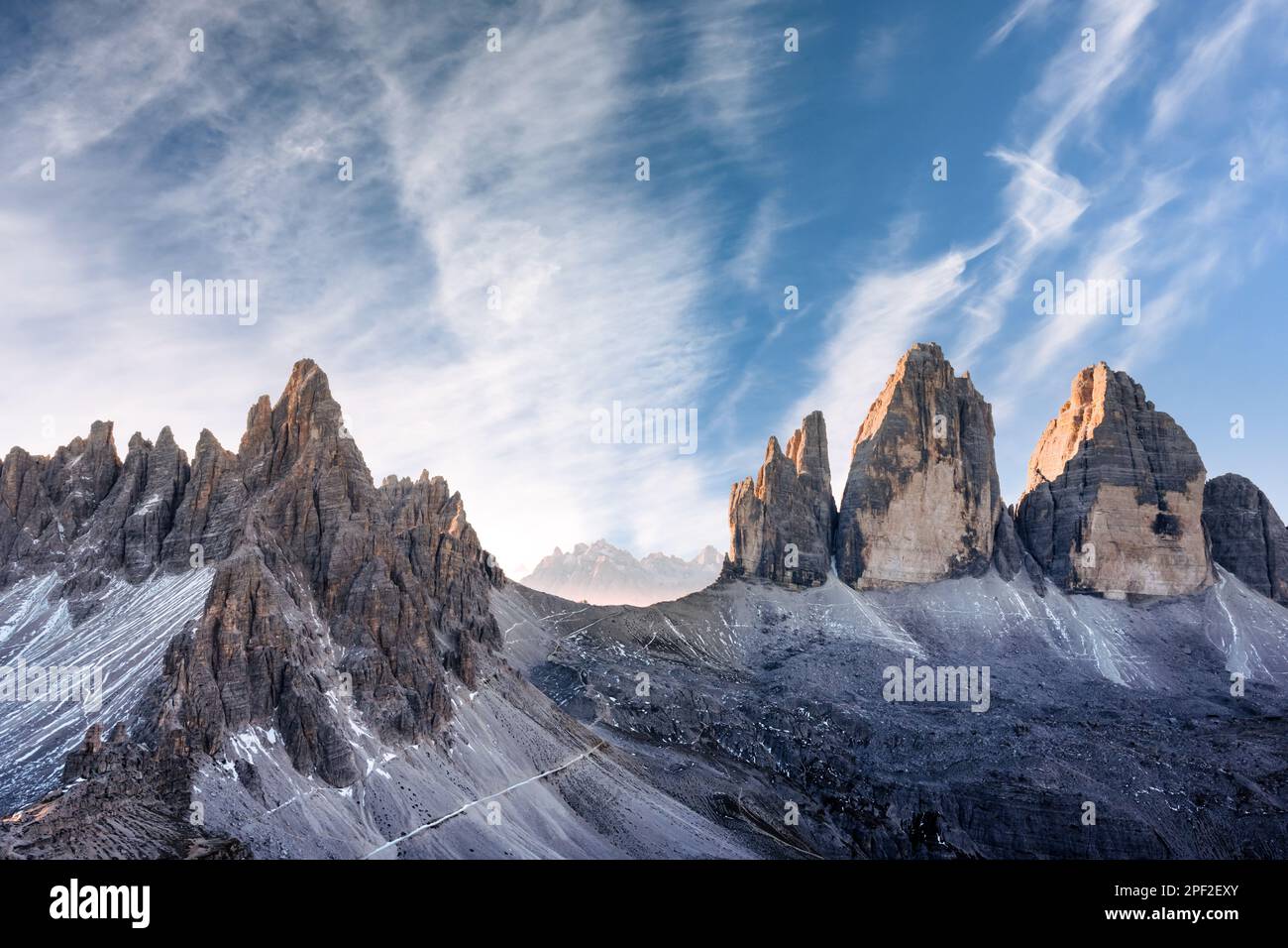 Three Peaks of Lavaredo in der Herbstsaison. Nationalpark Tre Cime di Lavaredo, Dolomiten-Alpen, Trentino-Südtirol, Süd, Dolomiten, Italien Stockfoto