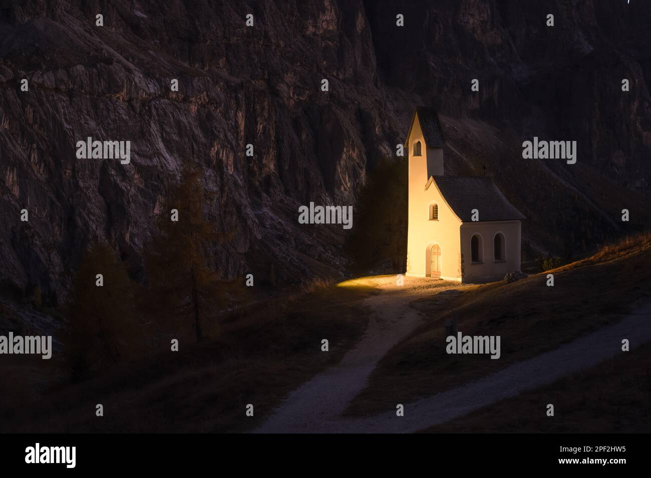 Unglaubliche Aussicht auf die kleine iIlluminated Chapel - Kapelle Ciapela am Grödner Pass, italienische Dolomiten Berge. Dolomiten, Italien. Landschaftsfotografie Stockfoto