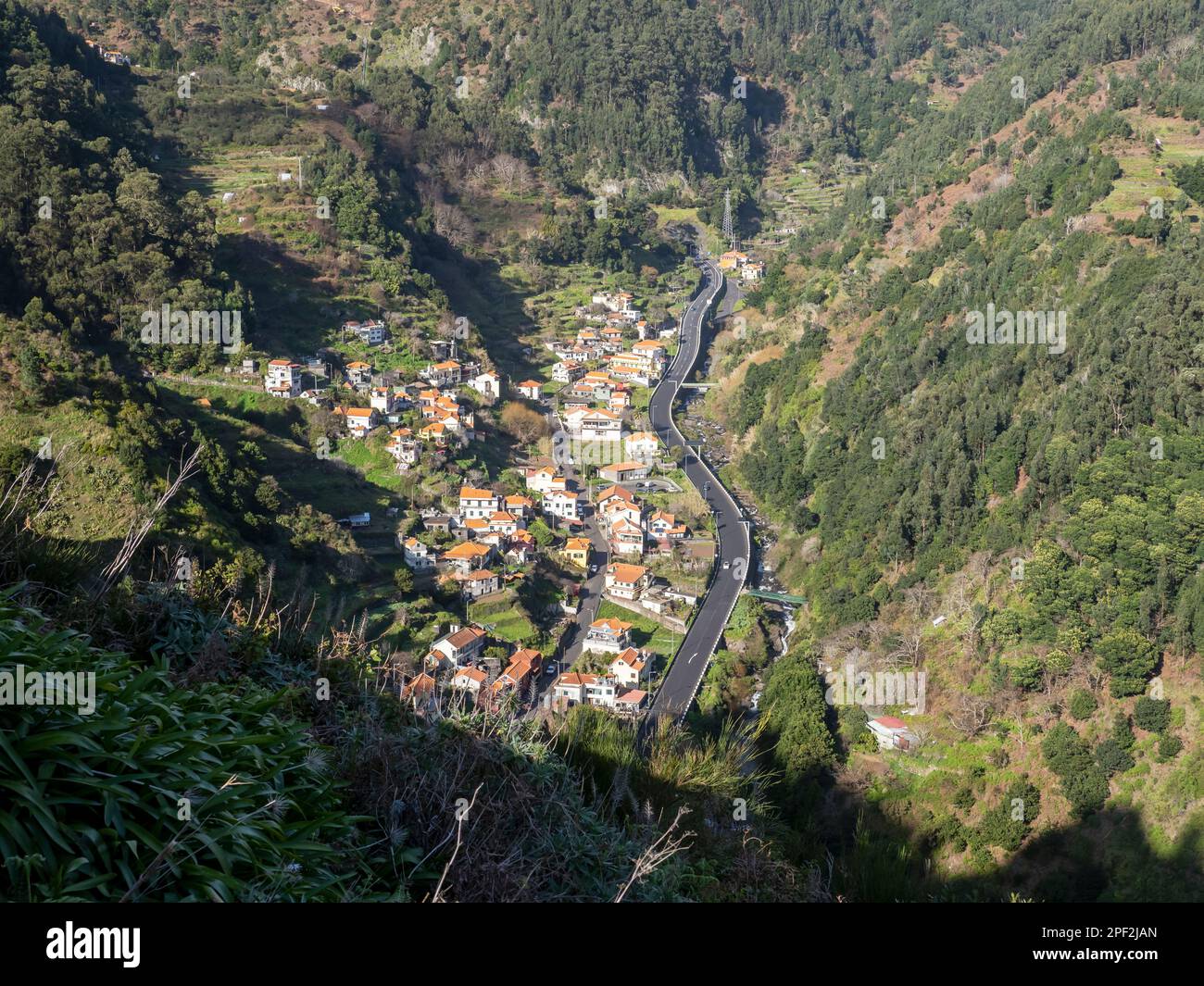 Häuser und terrassenförmige landwirtschaftliche Felder in Serra De Agua auf Madeira. Stockfoto