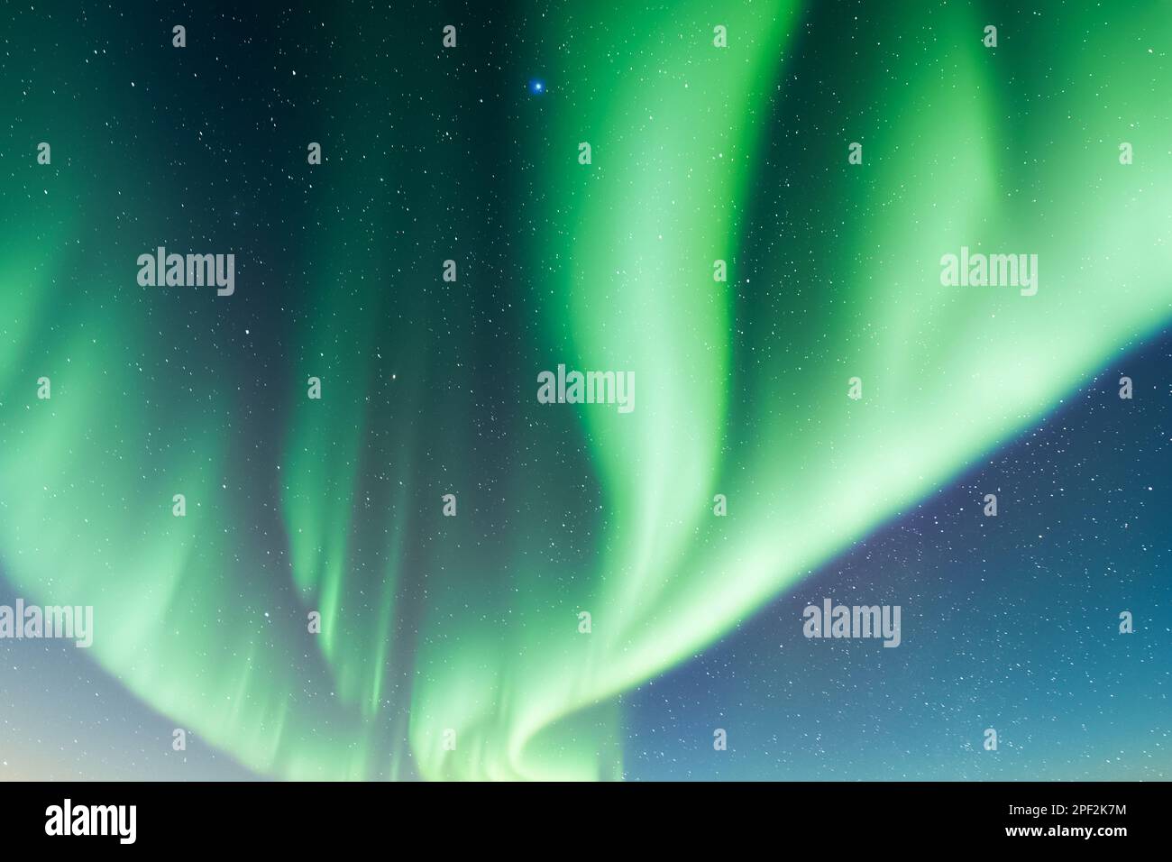 Aurora borealis Nordlichter am nächtlichen Winterhimmel. Himmel mit grünen Polarlichtern und Sternen. Landschaftsfotografie Stockfoto