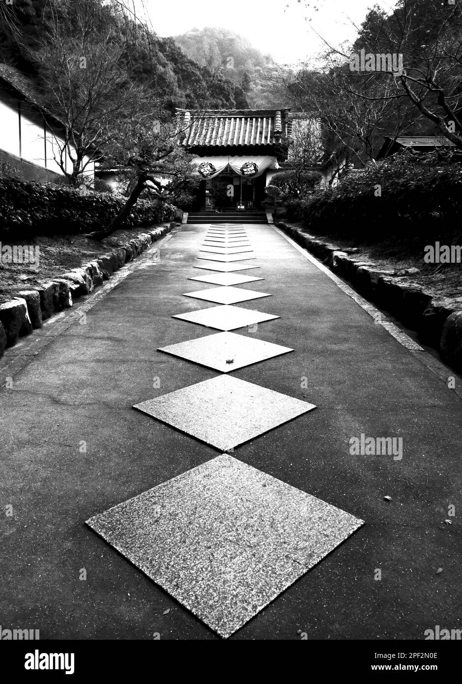 Die Fassade dieses historischen Gebäudes ist in Schwarz und Weiß gehalten und stellt Charakter, Tier oder Blume dar. In Kyoto, Japan, Asien Stockfoto