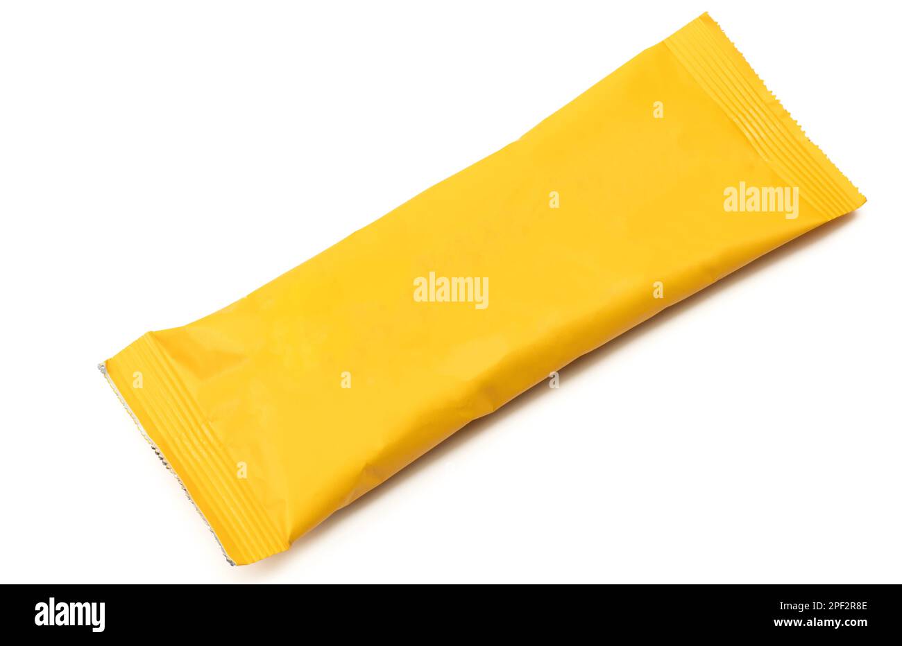 Gelbe kleine leere Papiertüte, isoliert auf weißem Hintergrund. Versiegelter Sack Stockfoto