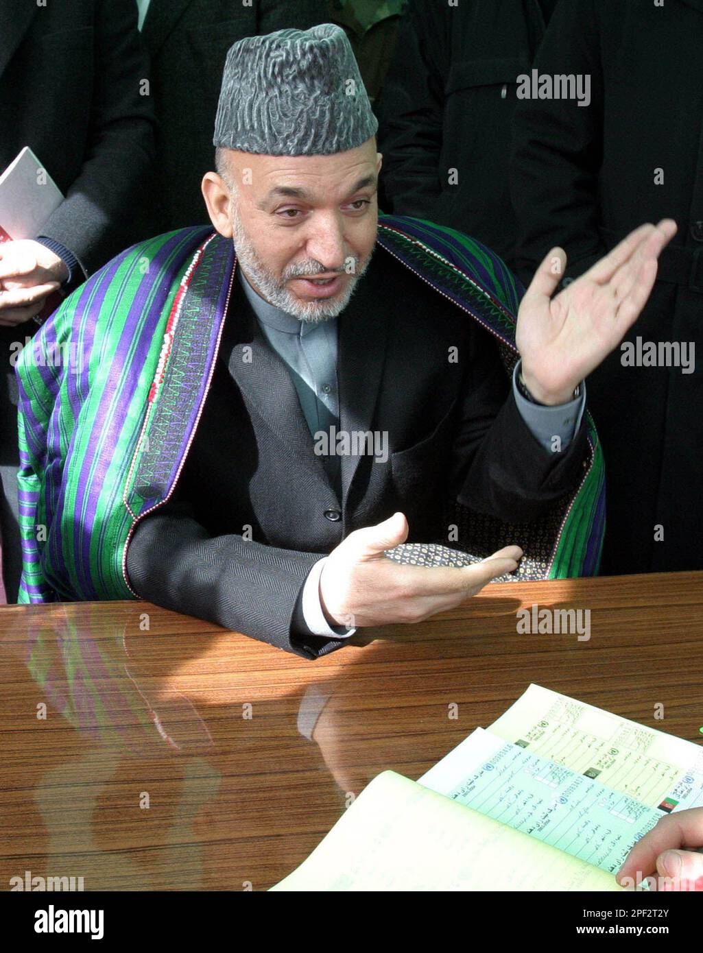 Afghan President Hamid Karzai answers questions during election registration in Kabul Sunday, Jan. 18, 2004. President Karzai got his registration card on Sunday for Afghanistan's first free elections, due in June 2004. (AP Photo/Ahmad Masood, POOL) Stockfoto