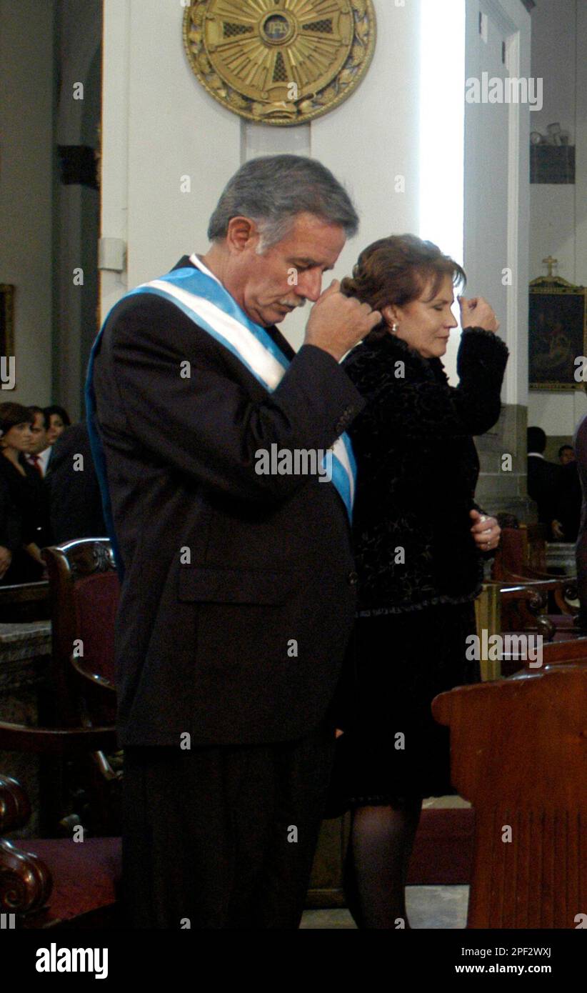 Newly inaugurated Guatemalan President Oscar Berger prays with his wife Wendy at a mass in Guatemala City, Guatemala Wednesday, Jan. 14, 2004. (AP Photo/ Victor Blue) Stockfoto