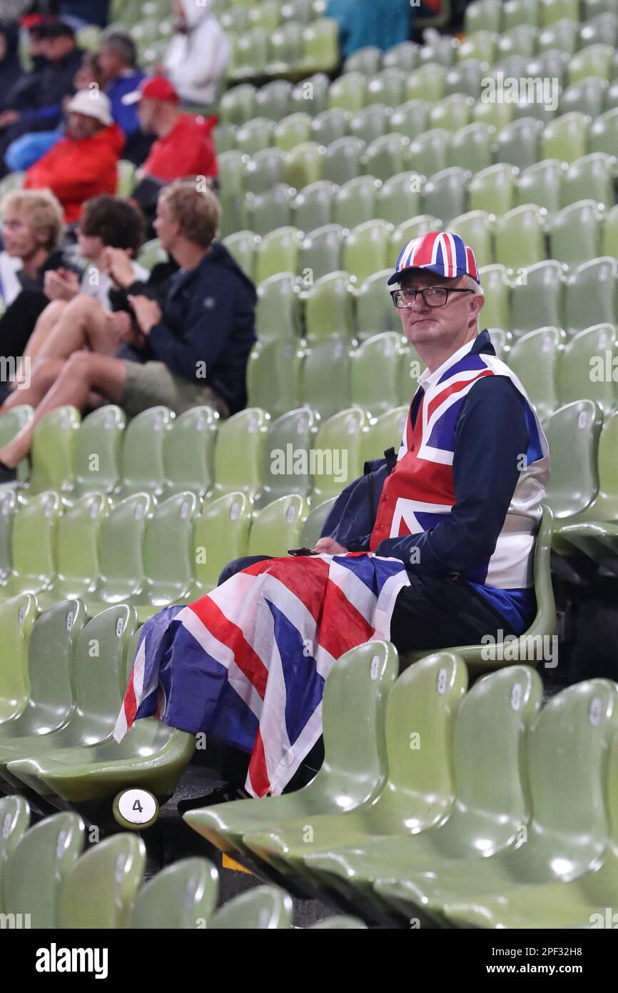 Ein britischer Fan, der bei der Europameisterschaft 2022 eine Union Jack Weste und einen Union Jack Hut trägt Stockfoto