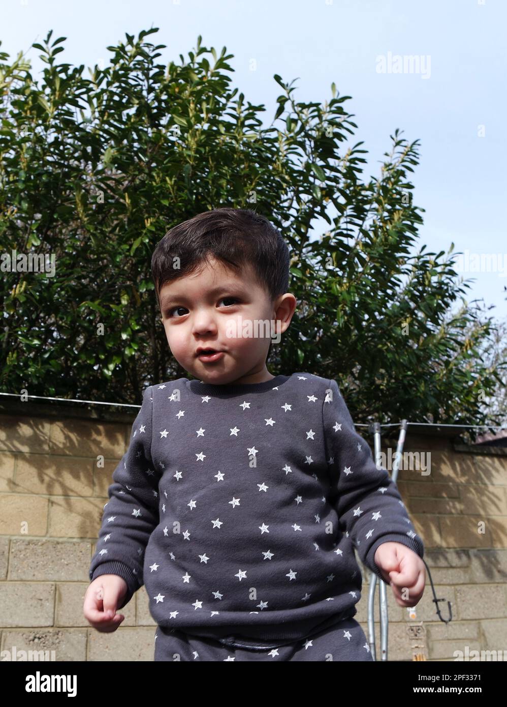 Der unartige und süße asiatische Pakistani Baby Ahmed Mustafain Haider posiert: Stockfoto