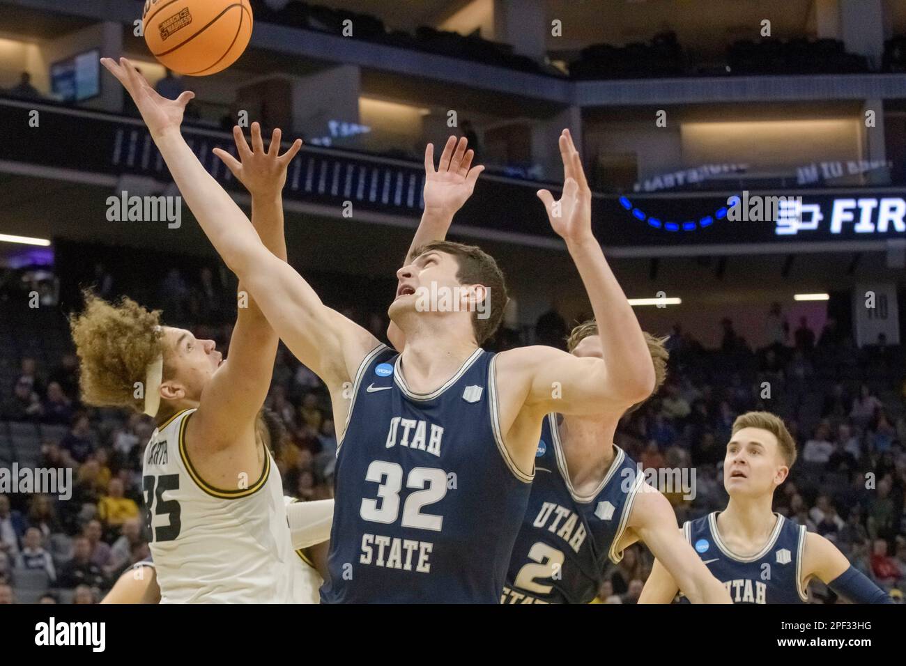 Missouri forward Noah Carter, left, and Utah State center Trevin Dorius (32) battle for a rebound during the first half of a first-round college basketball game in the NCAA Tournament in Sacramento, Calif., Thursday, March 16, 2023. (AP Photo/Randall Benton) Stockfoto