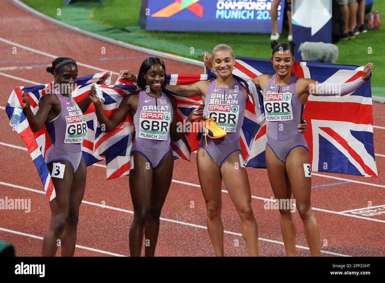 Das britische 4 * 400m-Staffelteam der Frauen feiert nach dem Gewinn der Bronzemedaille bei der europäischen Leichtathletikmeisterschaft 2022 Stockfoto