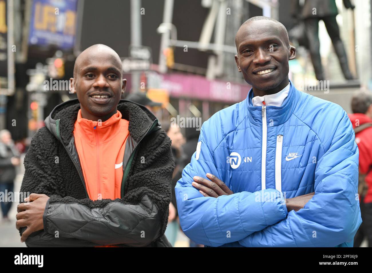 New York, USA. 16. März 2023. Die Profisportler Jacob Kiplimo, Olympiameisterin und Halbmarathon-Weltrekordhalter, und Joshua Cheptegei, zweimaliger Olympiasieger und viermaliger Weltmeisterschafter, nehmen am 16. März 2023 am Times Square, New York, NY, an der Pressevorschau für den United Airlines NYC-Halbmarathon 2023 Teil. (Foto: Anthony Behar/Sipa USA) Guthaben: SIPA USA/Alamy Live News Stockfoto