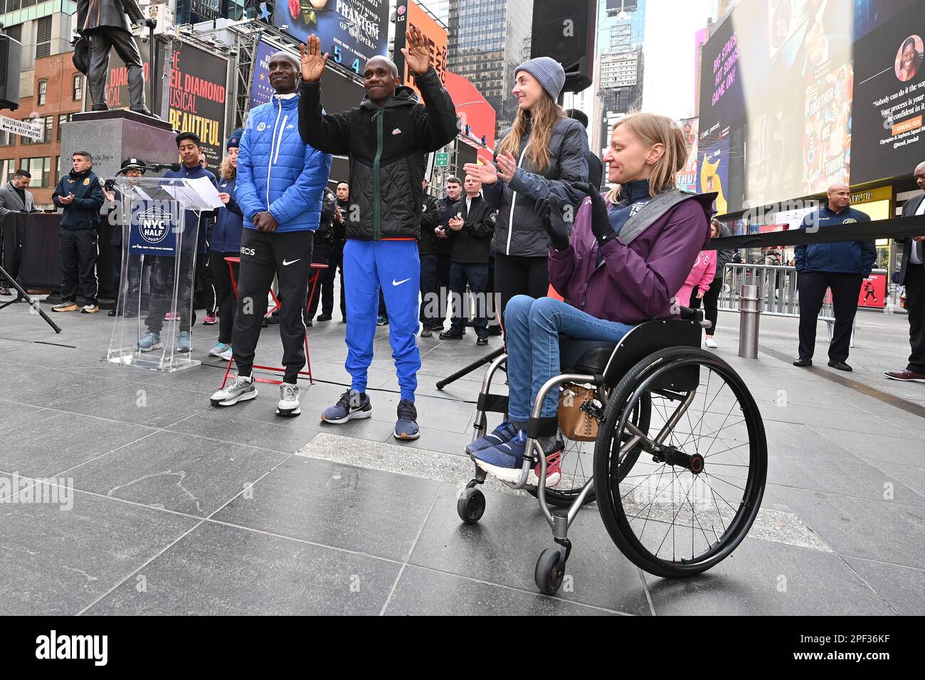 New York, USA. 16. März 2023. Profisportler (l-r) Joshua Cheptegei, zweimaliger Olympiameisterschafter und viermaliger Weltmeisterschafter, Jacob Kiplimo, Olympiameisterin und Halbmarathon-Weltrekordhalter, zweimaliger Olympiasieger Molly Huddle und Susannah Scaroni, Paralympic-Medaillengewinnerin, besuchen den 2023 United Airlines NYC Halbmarathon, New York, New York, Pressekonferenz 16, 2023. März, New York, Pressekonferenz, New York, New York, Presse (Foto: Anthony Behar/Sipa USA) Guthaben: SIPA USA/Alamy Live News Stockfoto