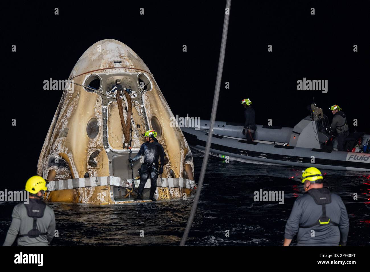 Tampa, Vereinigte Staaten von Amerika. 11. März 2023. Unterstützungsteams und Taucher bereiten sich darauf vor, das SpaceX Dragon Endurance Raumschiff zurück zum SpaceX-Bergungsschiff Shannon zu schleppen, kurz nach dem Absturz im Golf von Mexiko am 11. März 2023 in der Nähe von Tampa, Florida. Die Crew-5-Mitglieder Josh Cassada, Nicole Mann, Anna Kikina und Koichi Wakata kehrten nach 157 Tagen im Weltraum als Teil der Internationalen Raumstation zurück. Kredit: Keegan Barber/NASA/Alamy Live News Stockfoto