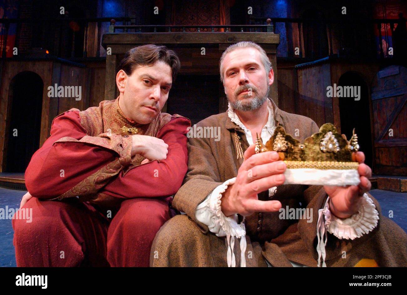 ** ADVANCE FOR SUNDAY DEC. 14 ** New American Shakespeare Tavern actors Brik Berkes, left, and Maurice Ralston pose on stage in Atlanta, Nov. 23, 2003. Rowdy, Elizabethan-style productions, faithful to the original Shakespeare text, are performed on the small, unadorned stage at the New American Shakespeare Tavern in a gritty section of downtown Atlanta. (AP Photo/Erik S. Lesser) Stockfoto