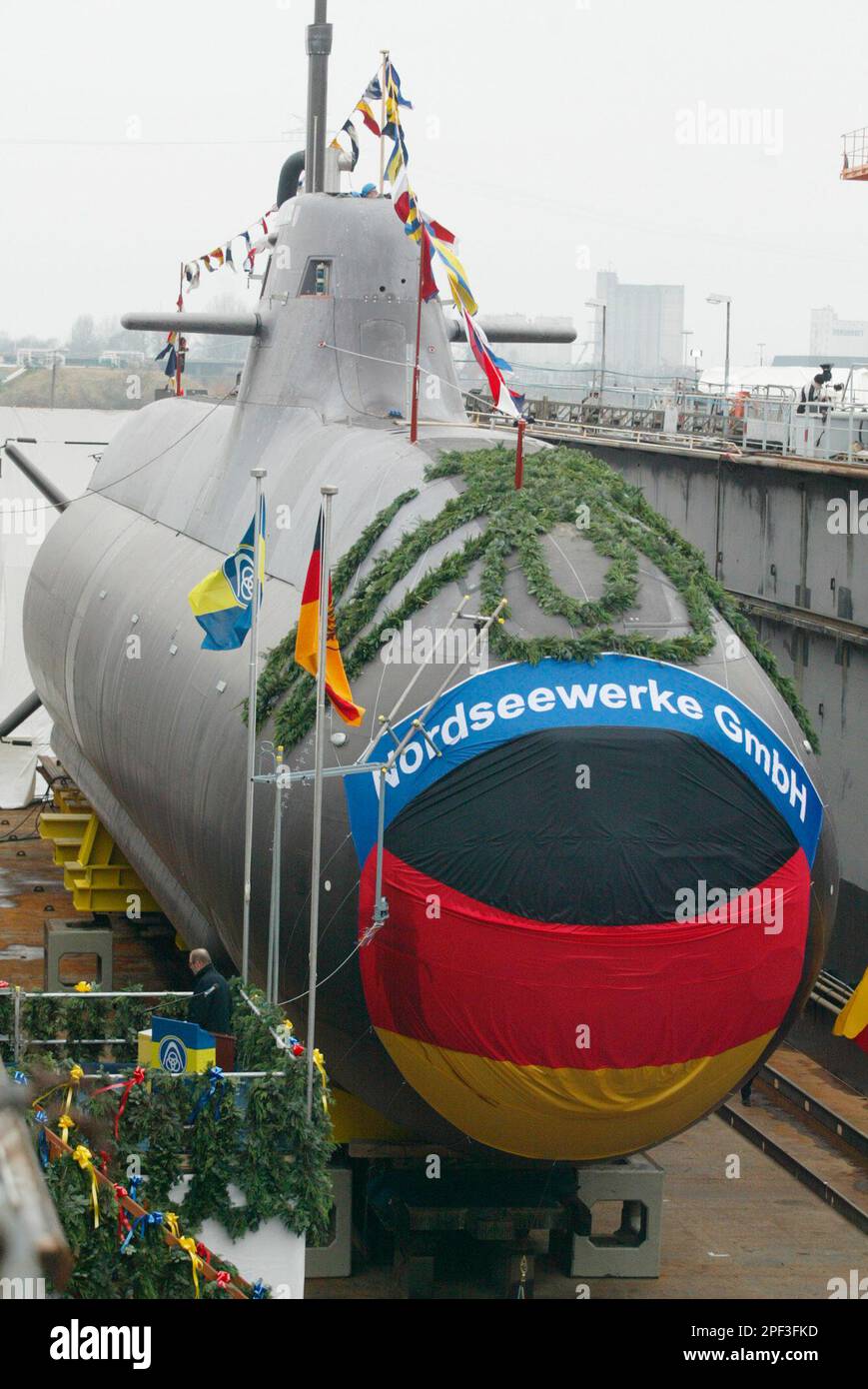 Mit einer Flagge feierlich zur Taufe geschmueckt liegt das zweite U