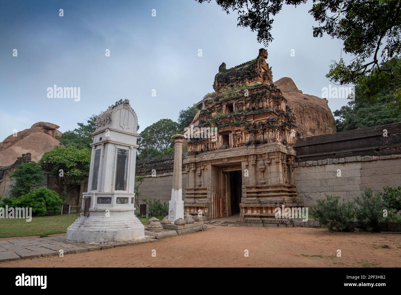 Raghunatha-Tempel auf dem Malyavanta-Hügel in Hampi. Hampi, die Hauptstadt des Vijayanagar Empire, gehört zum UNESCO-Weltkulturerbe. Stockfoto