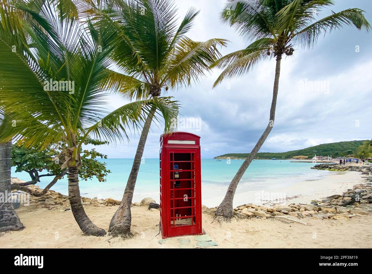 Telefonzelle in Dickenson Bay auf Antigua in der Karibik Stockfoto