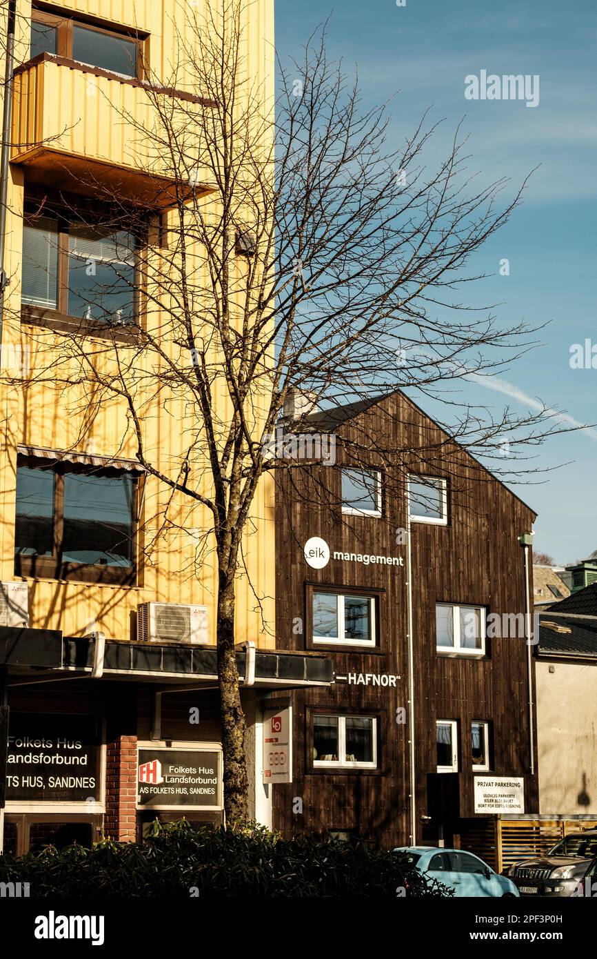 Sandnes, Norwegen, März 10 2023, Traditionelles Norwegisches Stadtzentrum, Farbenfrohe Gebäude Ohne Menschen Stockfoto
