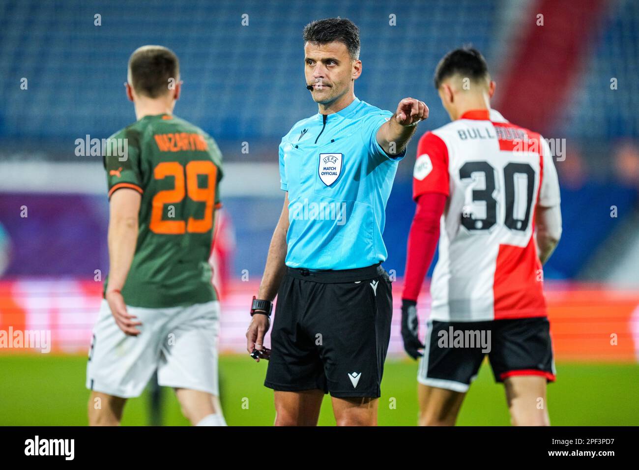 Rotterdam - Schiedsrichter Jesus Gil Manzano während des Spiels Feyenoord gegen Shakhtar Donetsk am 16. März 2023 im Stadion Feijenoord de Kuip in Rotterdam, Niederlande. (Box zu Box Pictures/Yannick Verhoeven) Stockfoto