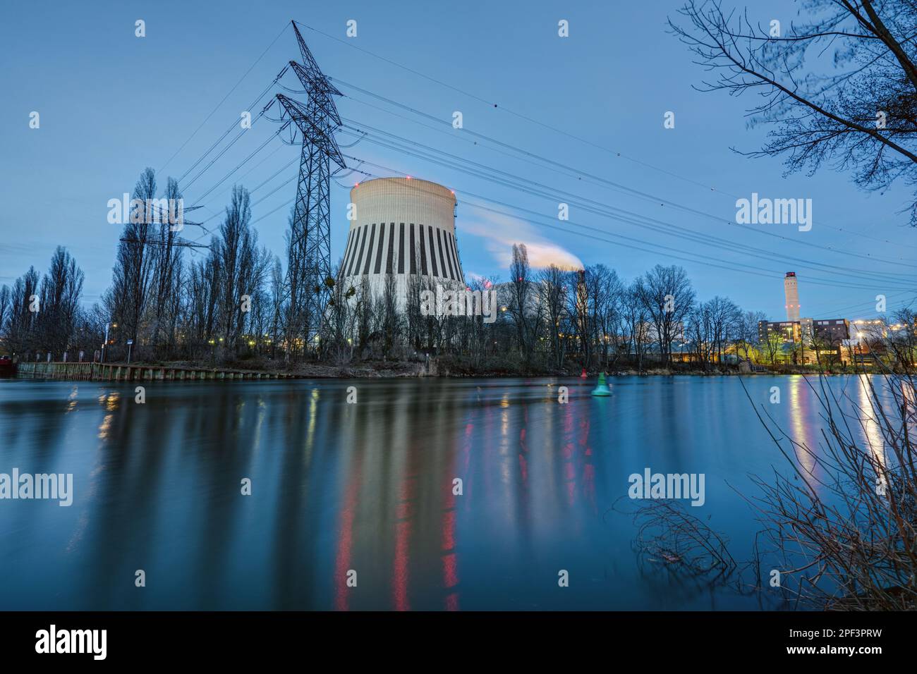 Ein Kraftwerk in Berlin zur blauen Stunde mit der Spree Stockfoto