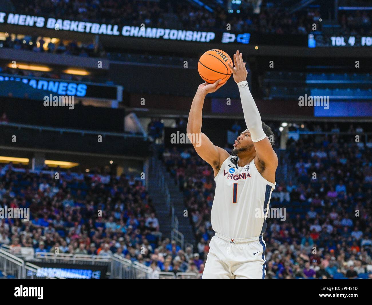 Orlando, Florida, USA. 16. März 2023. Virginia Cavaliers Forward Jayden Gardner (1) schießt den Ball während des 1. Halbjahres-NCAA-Basketballspiels zwischen Furman Palidins und Virginia Cavaliers im Amway Center in Orlando, FL. Romeo T Guzman/CSM/Alamy Live News Stockfoto