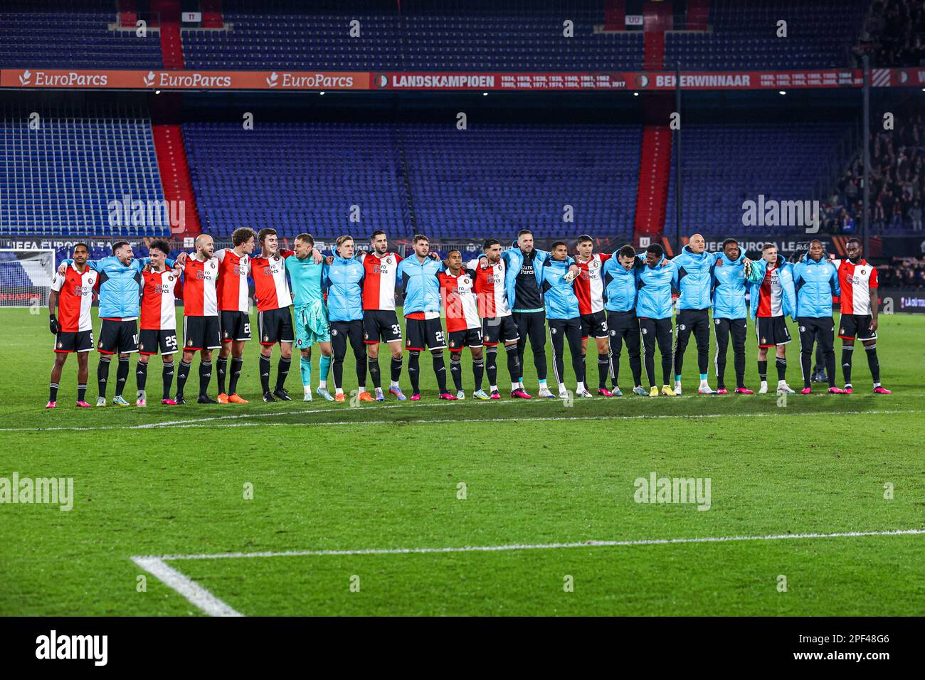 ROTTERDAM, NIEDERLANDE - MÄRZ 16: Feyenoord-Spieler feiern Sieg während der UEFA Europa League-Runde 16 - Spiel Leg Two zwischen Feyenoord und Shakhtar Donetsk im Stadion Feijenoord de Kuip am 16. März 2023 in Rotterdam, Niederlande (Foto von Ben Gal/Orange Pictures) Stockfoto