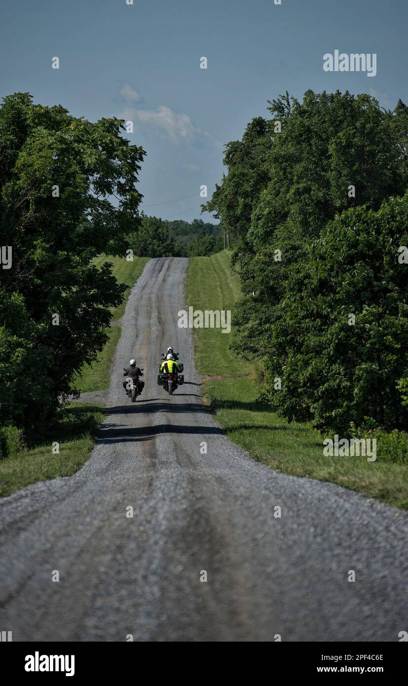 UNITED STATES - Juni 30, 2019: Motorradfahrer Tour die Nebenstraßen der westlichen Loudoun hier südlich auf Willisville Straße geleitet. (Foto von Douglas Graham/WLP Stockfoto