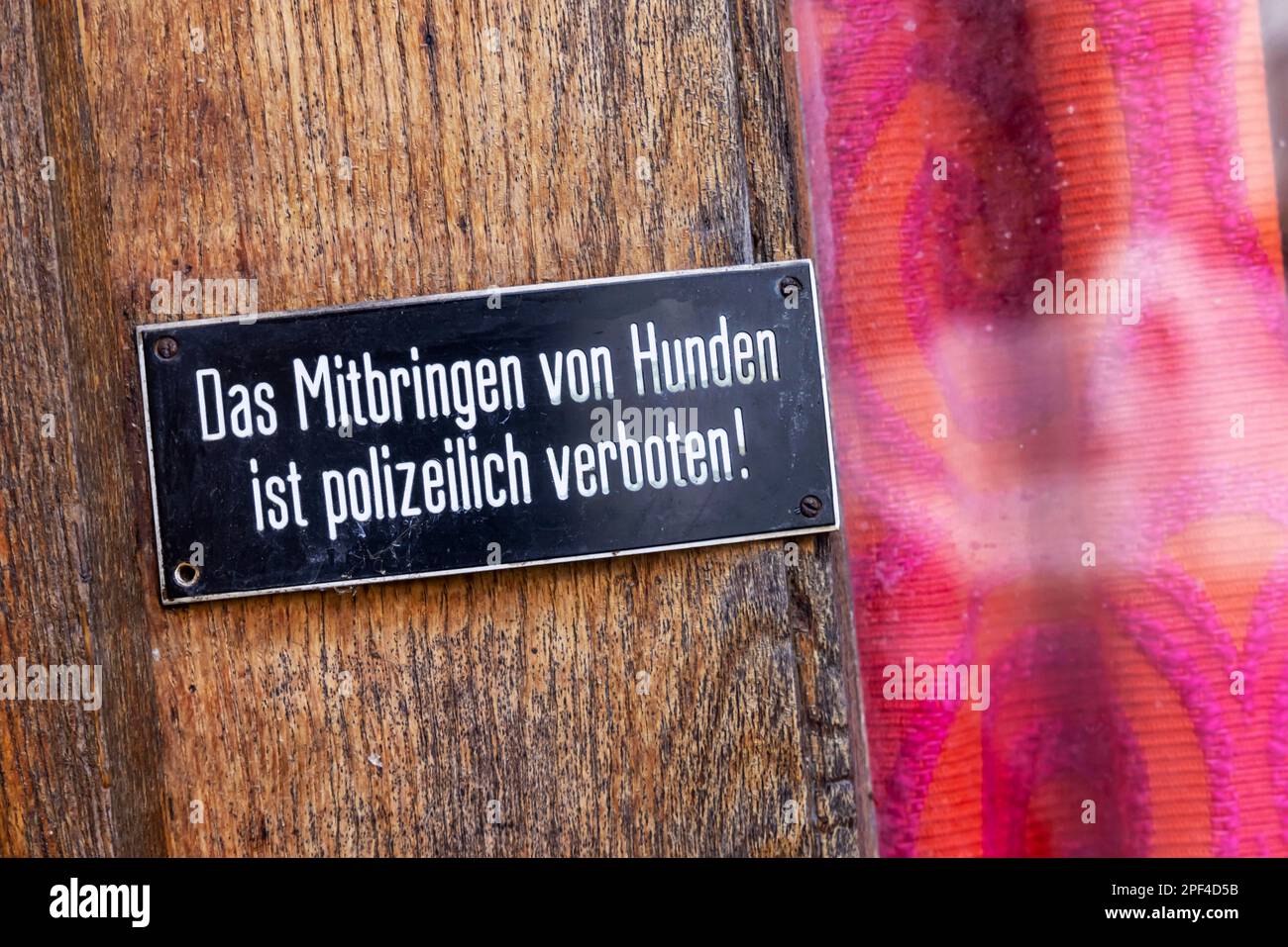 Das Mitbringen von Hunden ist von der Polizei verboten, Schild an der Tür, Stuttgart, Baden-Württemberg, Deutschland Stockfoto