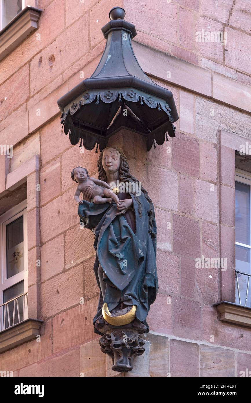 heilige Maria mit dem Kind unter einem Dach in einem historischen Wohn- und Geschäftsgebäude, Nürnberg, Mittelfrankreich, Bayern, Deutschland Stockfoto