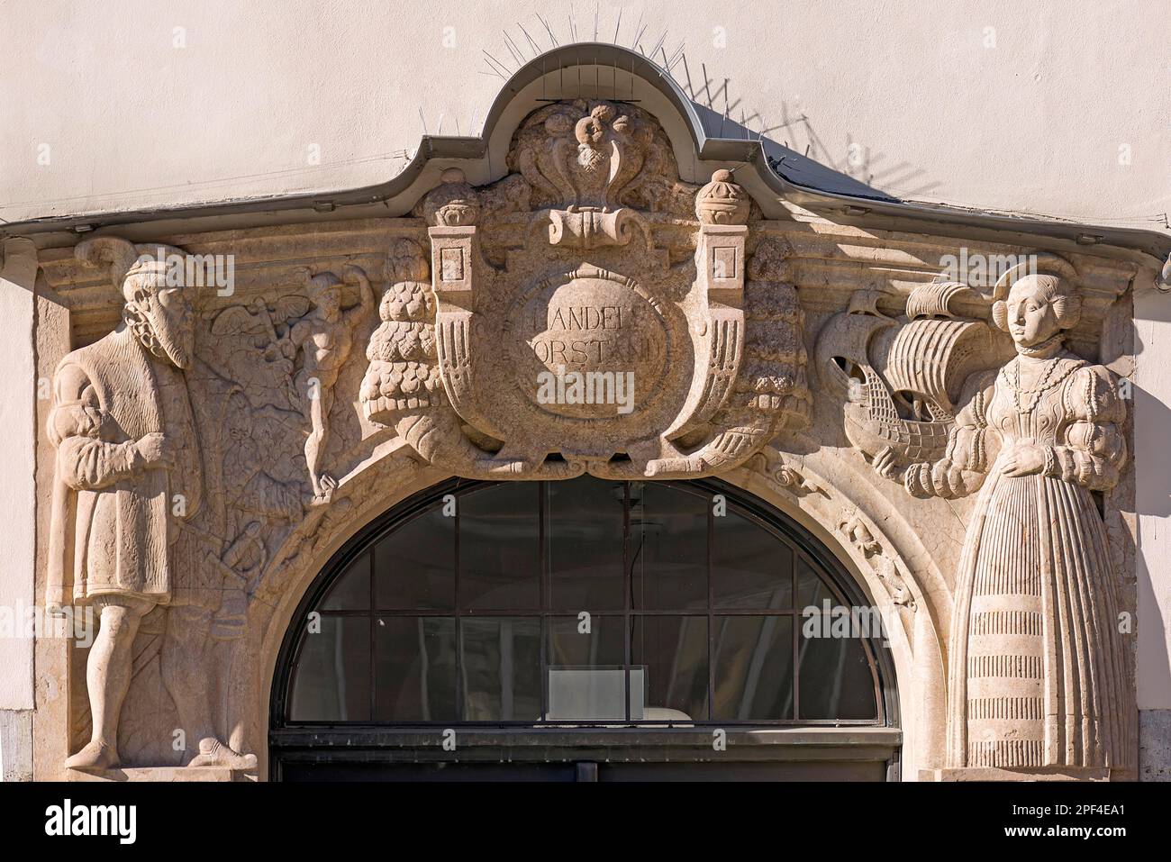 Detail des historischen Eingangsportals von 1910, Industrie- und Handwerkskammer, Nürnberg, Mittelfrankreich, Bayern, Deutschland Stockfoto
