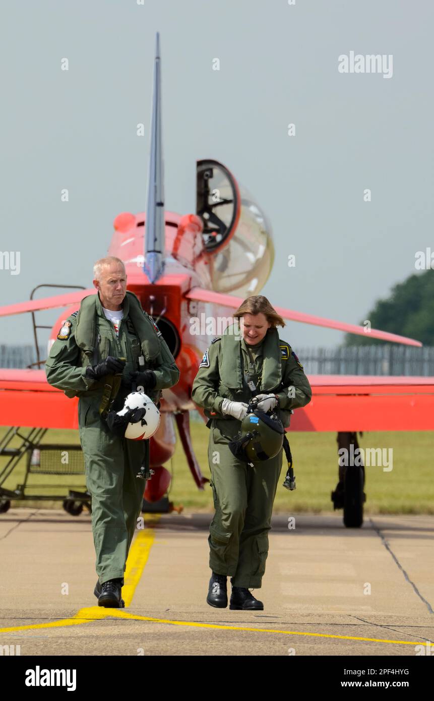 Die Roten Pfeile der Royal Air Force zeigen Piloten von Teammitarbeitern, die nach einem Rückflug im Düsenflugzeug BAE Hawk T1 auf der RAF Scampton, Großbritannien, hereingeflogen sind Stockfoto