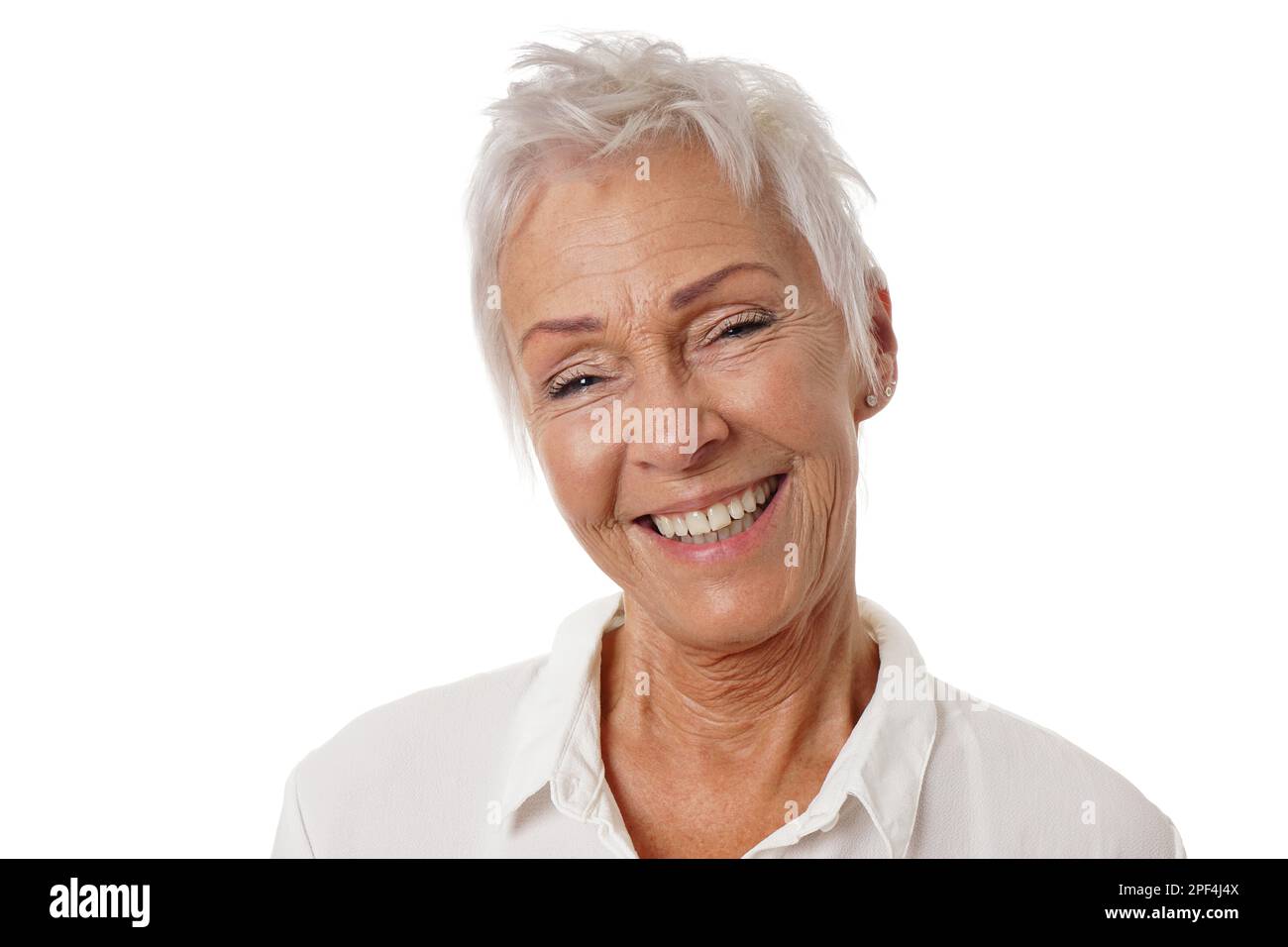 Glückliche ältere Frau mit trendigen kurzen weißen Haaren und toothy Lächeln. Isoliert auf weiß Stockfoto