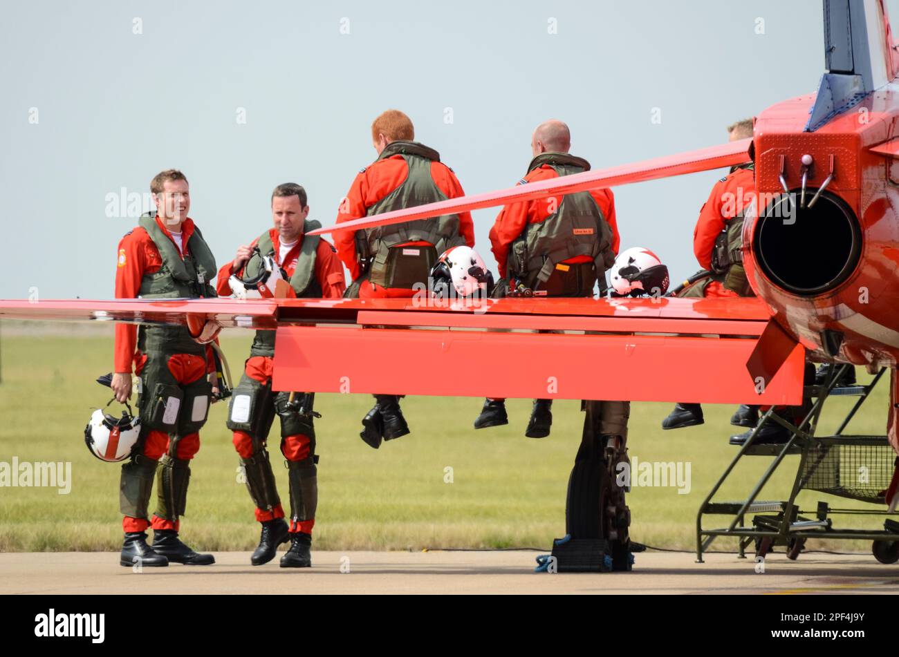 Royal Air Force, RAF Red Arrows zeigen Team-Piloten um ein Düsenflugzeug der BAE Hawk T1 nach einer Ausstellung auf der RAF Scampton, Großbritannien. Entspannt Stockfoto