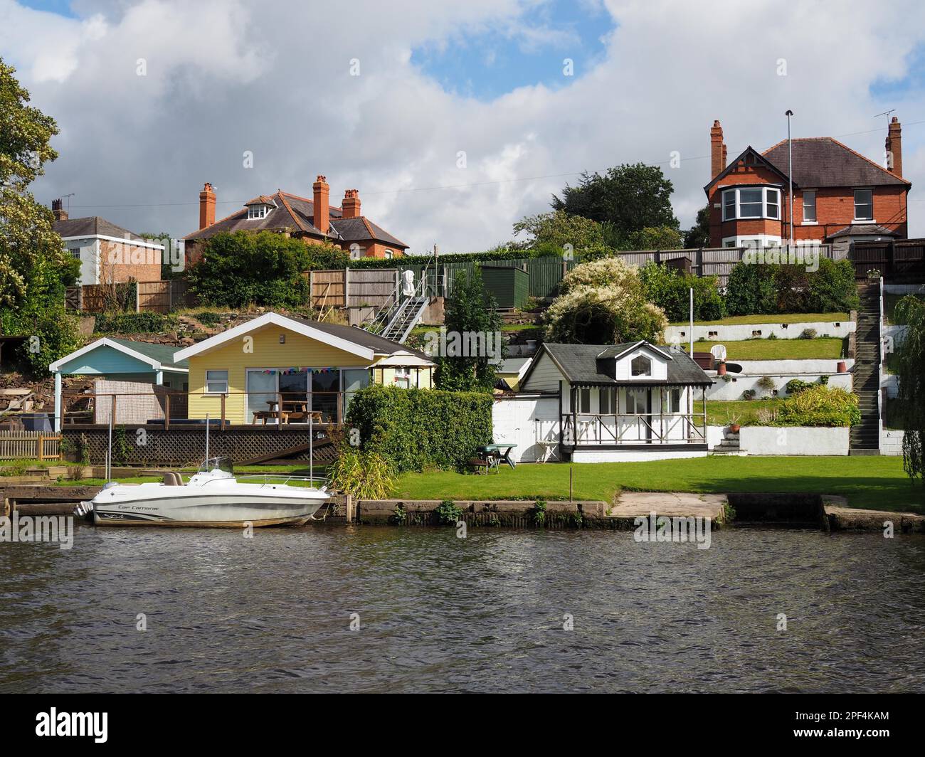 Häuser entlang dem Fluss Dee in Chester Stockfoto