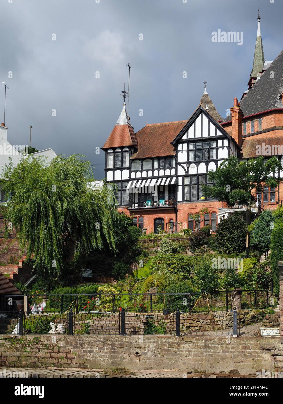 Häuser entlang dem Fluss Dee in Chester Stockfoto