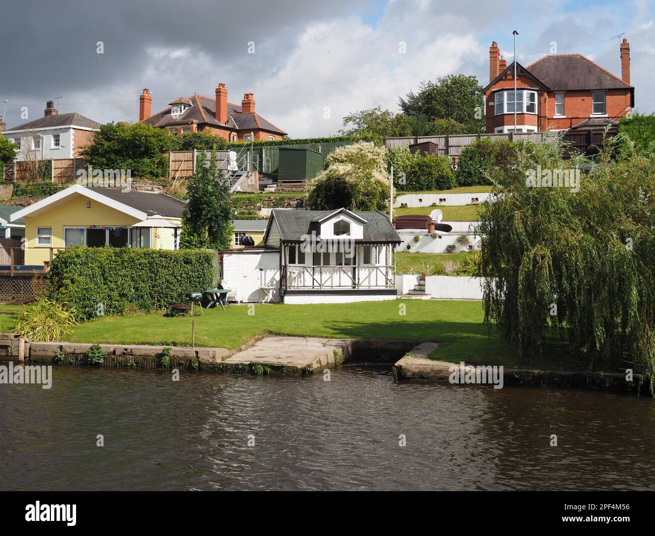 Häuser entlang dem Fluss Dee in Chester Stockfoto