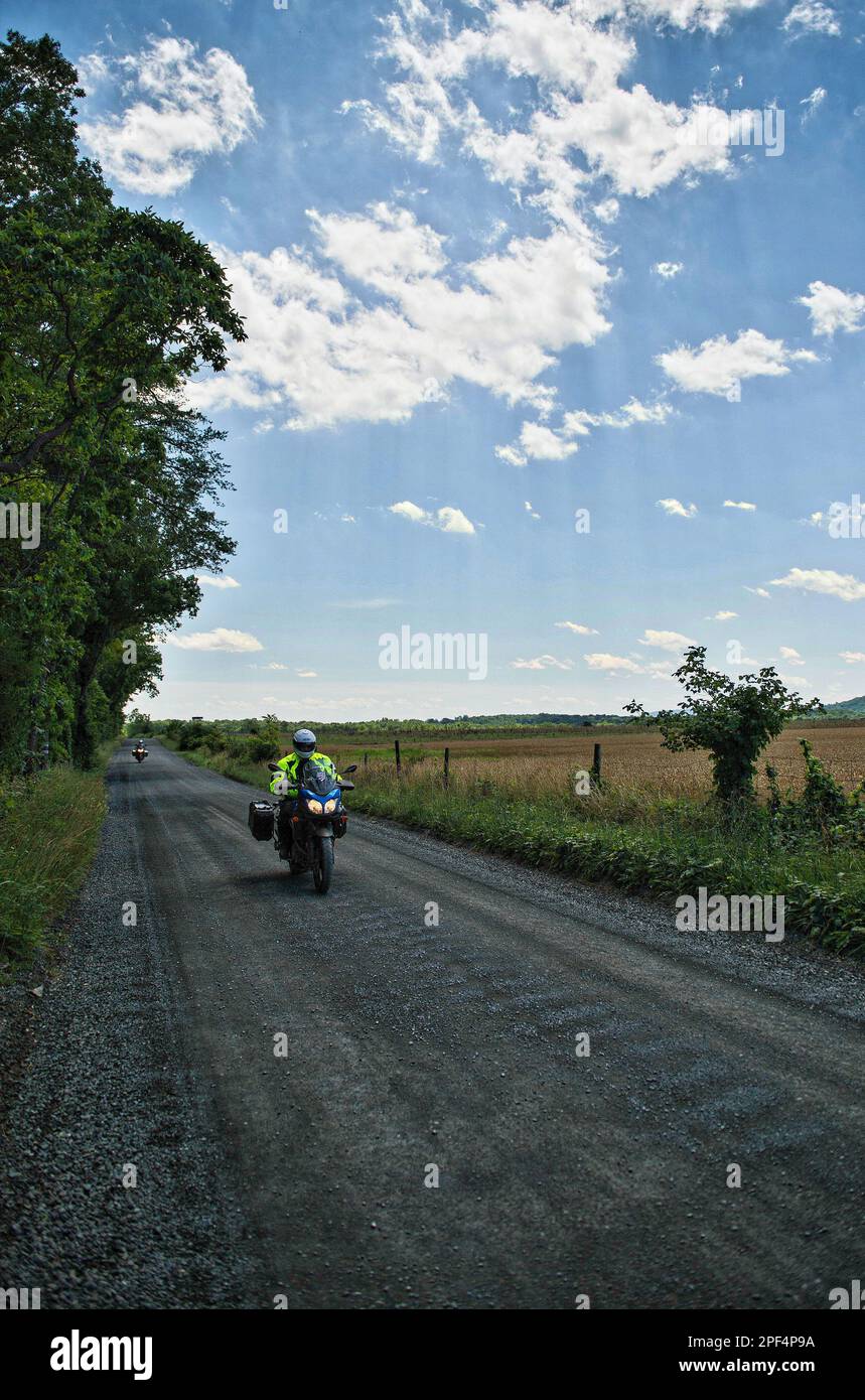 UNITED STATES - Juni 30, 2019: Motorradfahrer Tour die Nebenstraßen der westlichen Loudoun Hier geht nördlich auf purcellville Straße. (Foto von Douglas Graham/WL Stockfoto