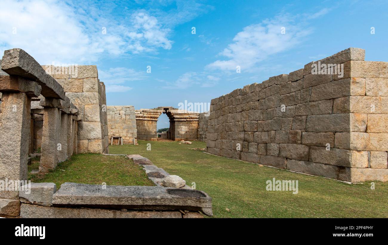 Das Bhimas Gate in Hampi ist eines der riesigen Tore des befestigten Vijayanagara Empire. Hampi, die Hauptstadt des Vijayanagar Empire, gehört zur UNESCO wo Stockfoto