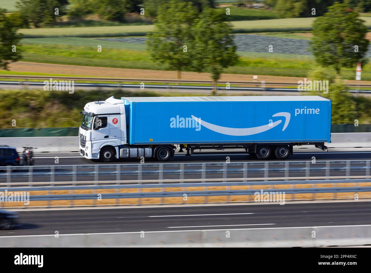LKW auf der Autobahn mit Werbung für Amazon Prime, Stuttgart, Baden-Württemberg, Deutschland Stockfoto