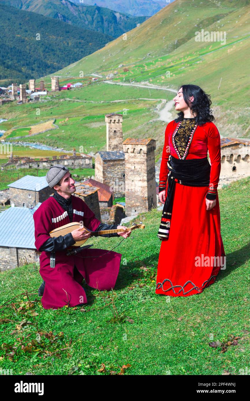 Georgische Leute aus der Folkloregruppe spielen Panduri und tanzen in traditioneller georgischer Kleidung, nur zu redaktionellen Zwecken, Ushguli, Svaneti Stockfoto