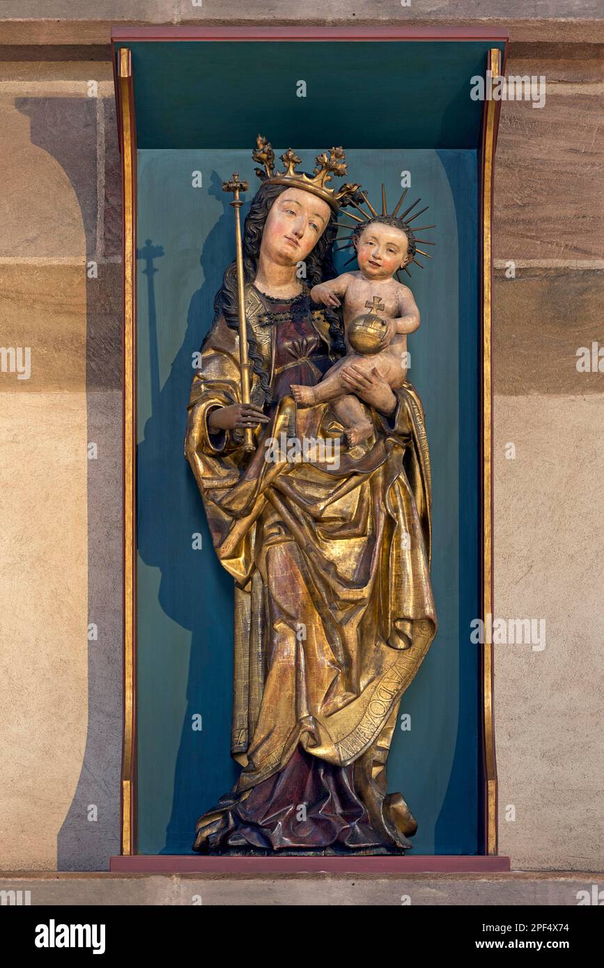Skulptur Madonna und Kind am Altar der Jungfrau Maria c. 1480, Frauenkirche Nürnberg, Mittelfrankreich, Bayern, Deutschland Stockfoto