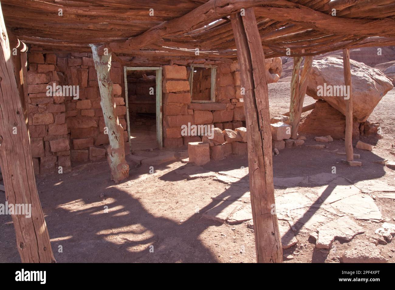 Dieses Rockhouse liegt nördlich der Navajo Bridge auf der US 89A. Nördlich von Flagstaff und Cameron, Arizona. Blanche Russells Auto hat hier in der Nähe eine Panne Stockfoto