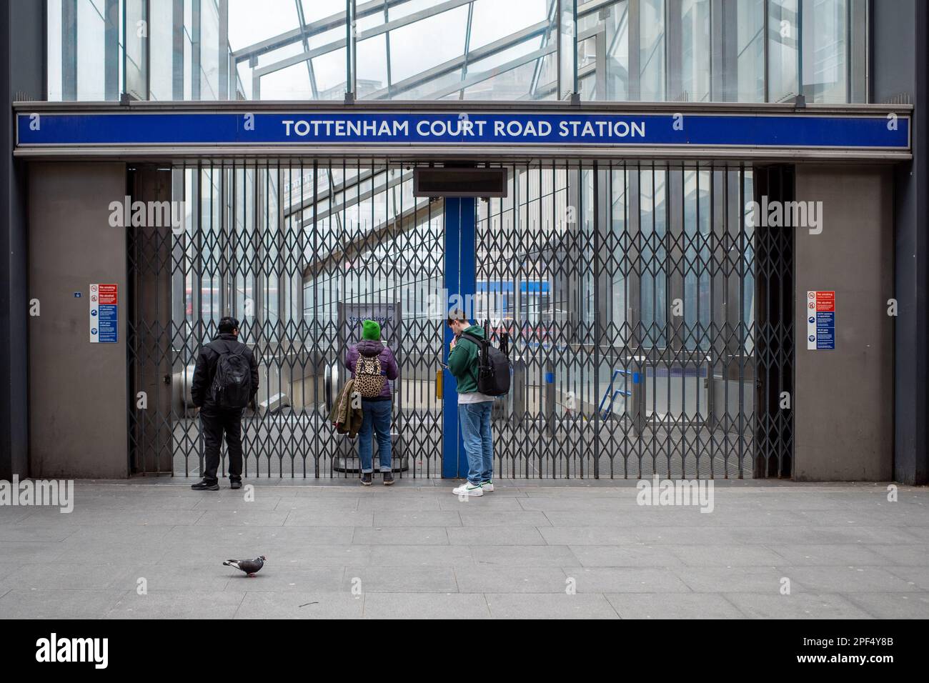 Frustrierte Pendler sperrten sich während eines U-Bahn-Streiks in London am 15. März 2023 aus der U-Bahn-Station Tottenham Court Road aus. Industrial Action, Großbritannien. Stockfoto